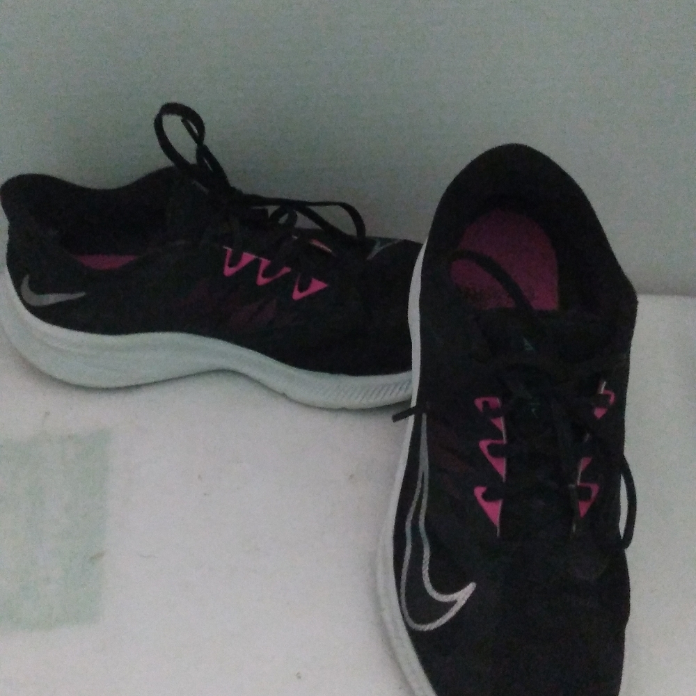 Womens Nike Quest Running Shoes. Preowned In Great Condition. Size 8.5